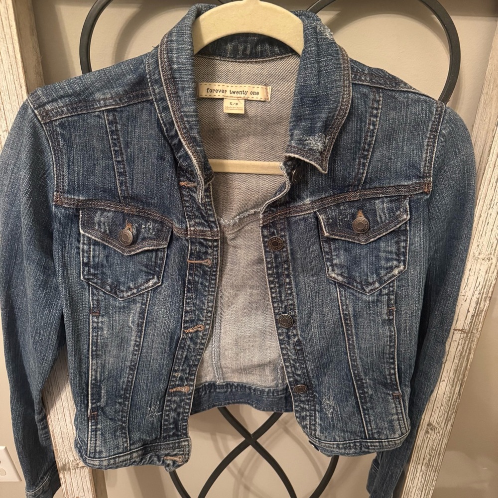 Forever‎ 21 Cropped Denim Jacket Medium Wash Button Front Women’s Small